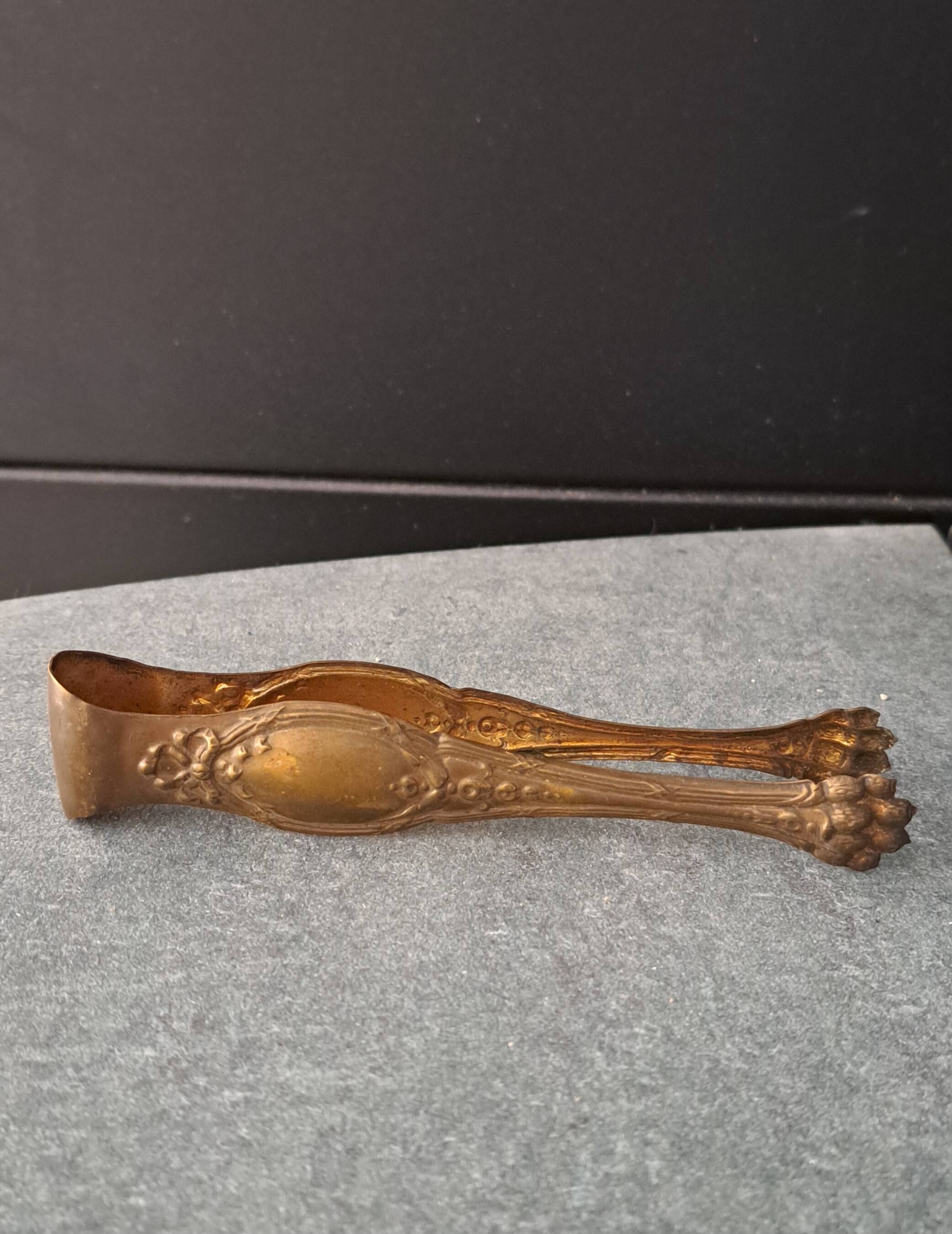 Antique sugar tongs with a system - Lion claws and Louis XV bow decoration.