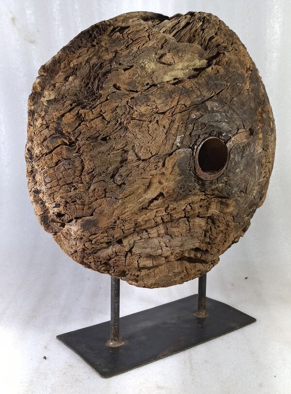 Ancienne roue de poulie en bois sur pied