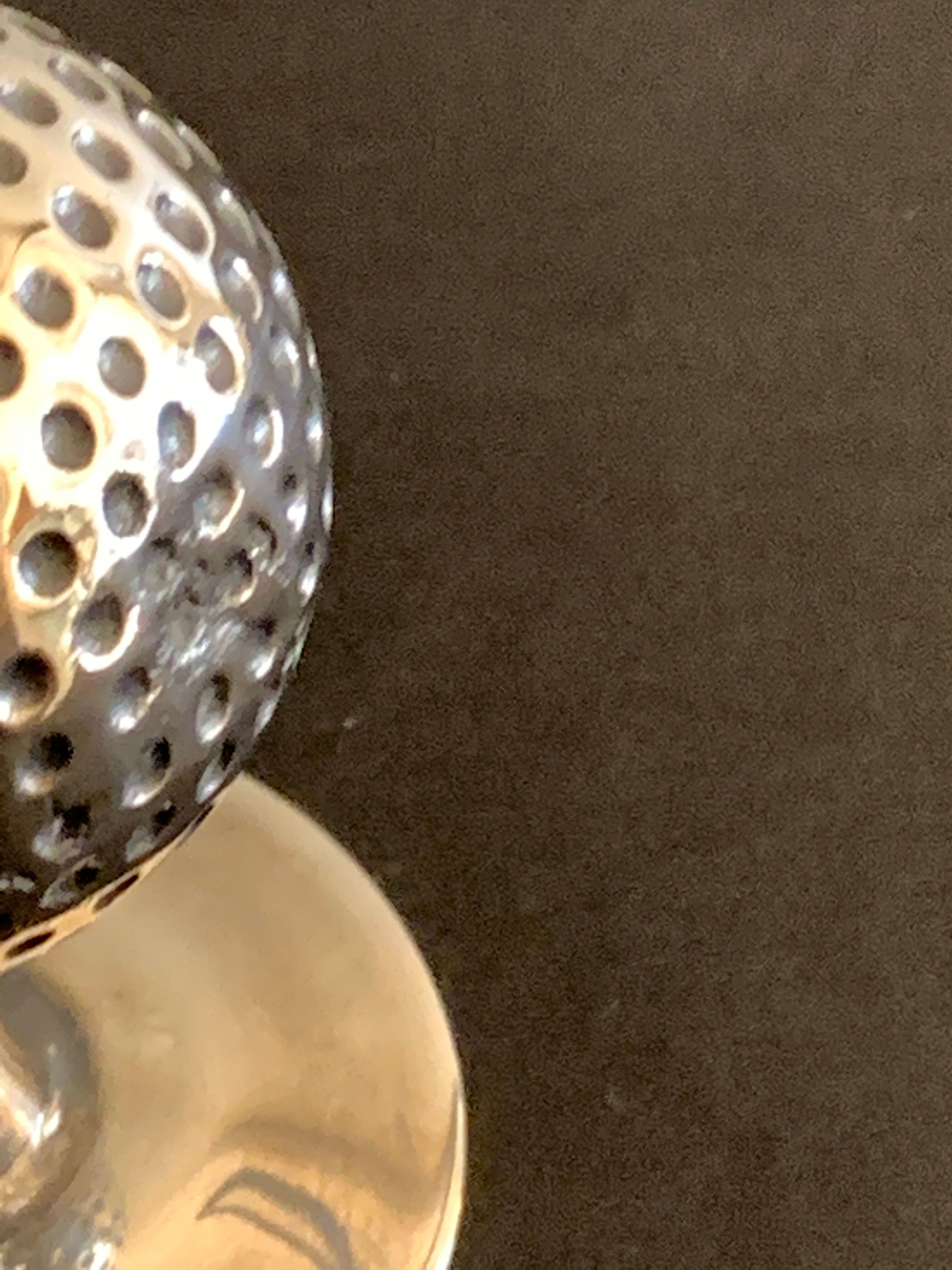 Presse papier en métal argenté, balle de golf sur tee