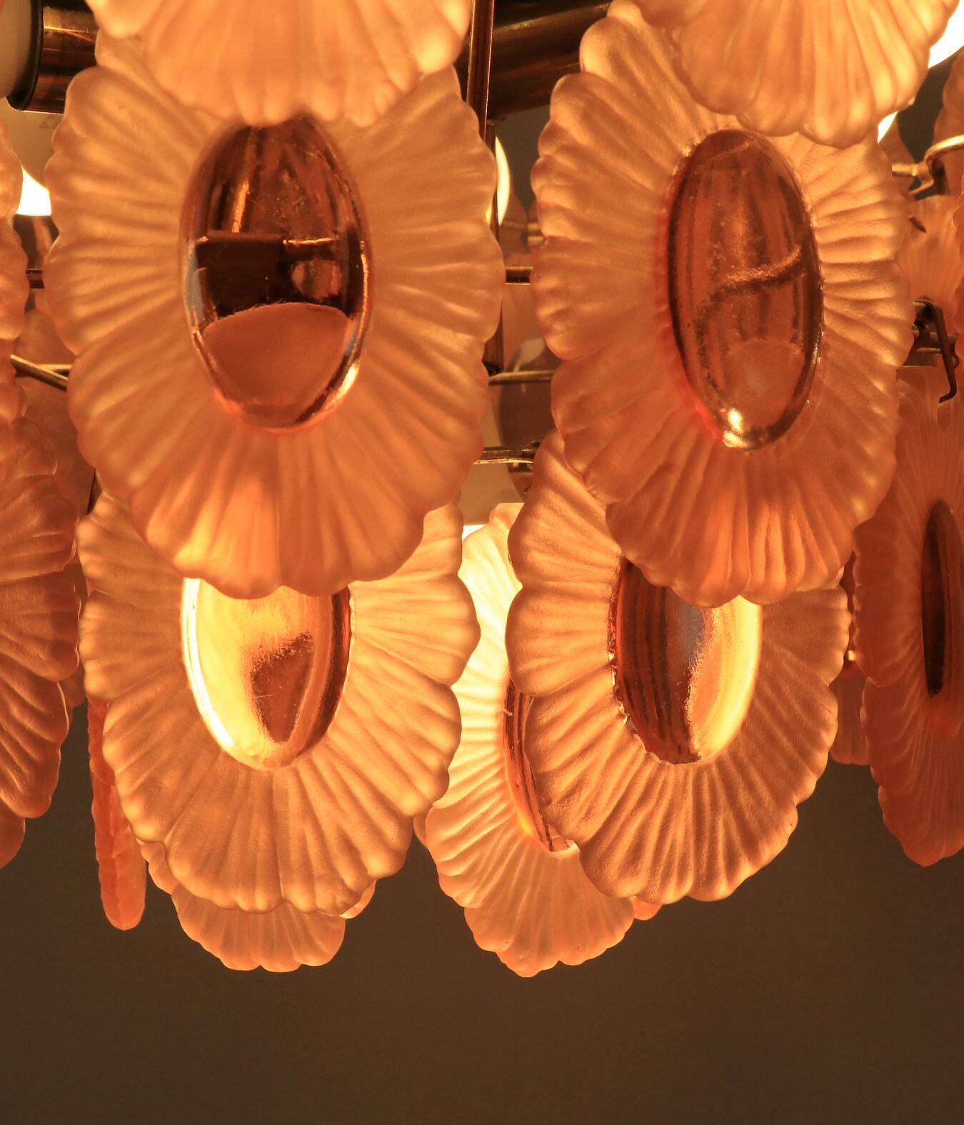 Chandelier vintage des années 70 avec 51 médaillons en verre rose, 37 cm