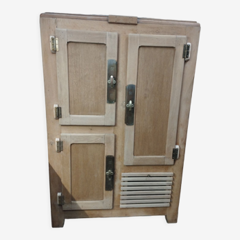 Ancien frigo de charcutier en bois