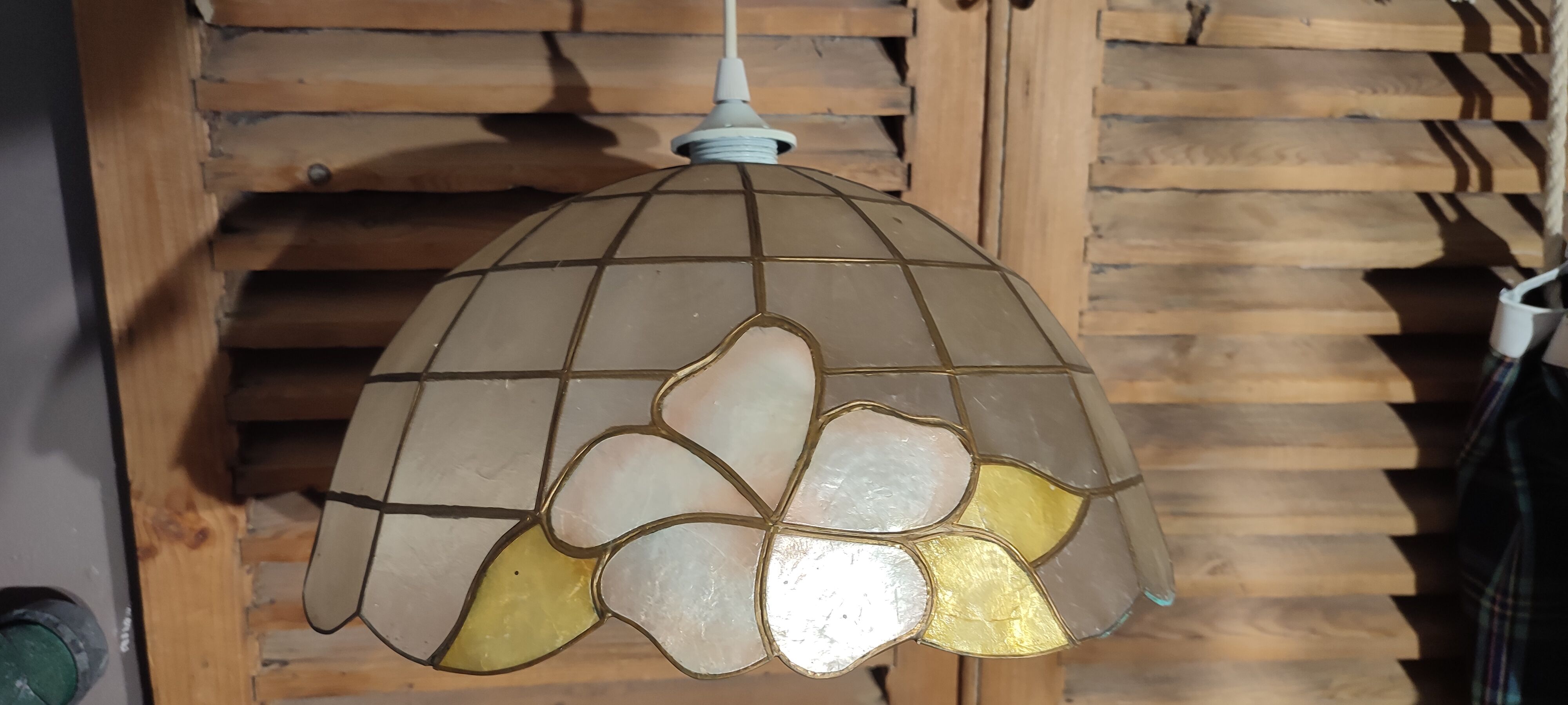 Mother-of-pearl suspension