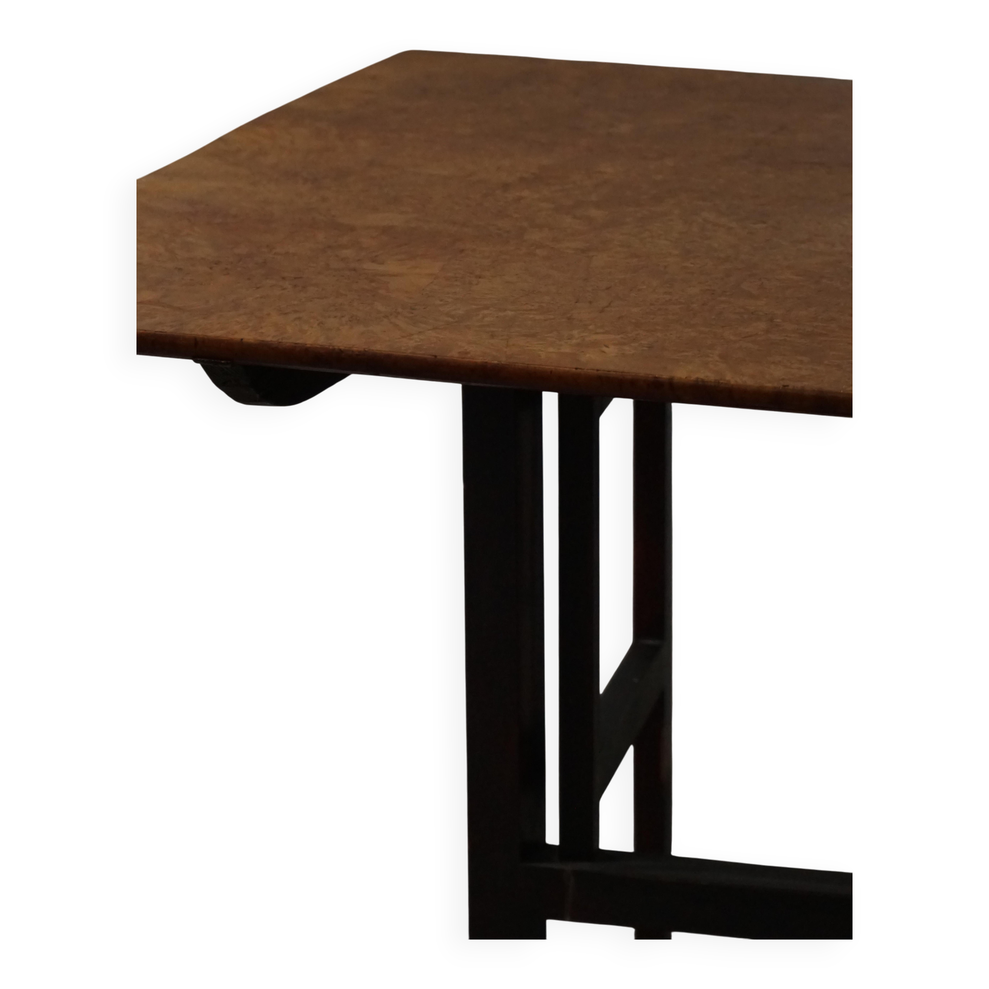 Antique Swedish table with a tilting top from the early 19th century in birch, 1800-1850s.