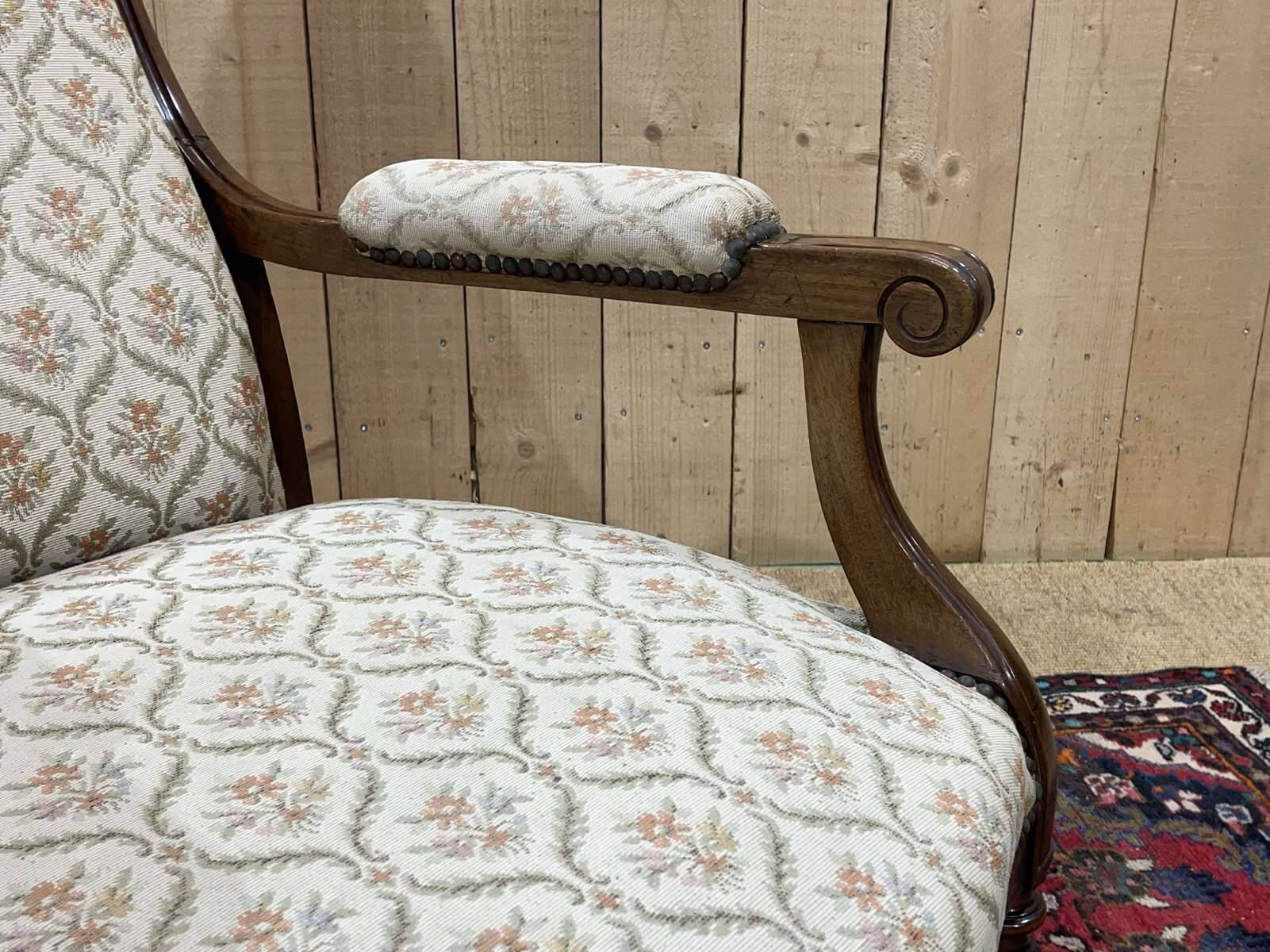 19th century Voltaire armchair in walnut - L=68cm, D=78cm, H=1m07, seat H=40cm.