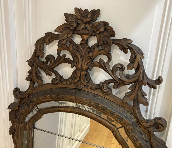 Grand miroir ou trumeau à parcloses en bois sculpté et doré. Travail italien du début du XIXe siècle