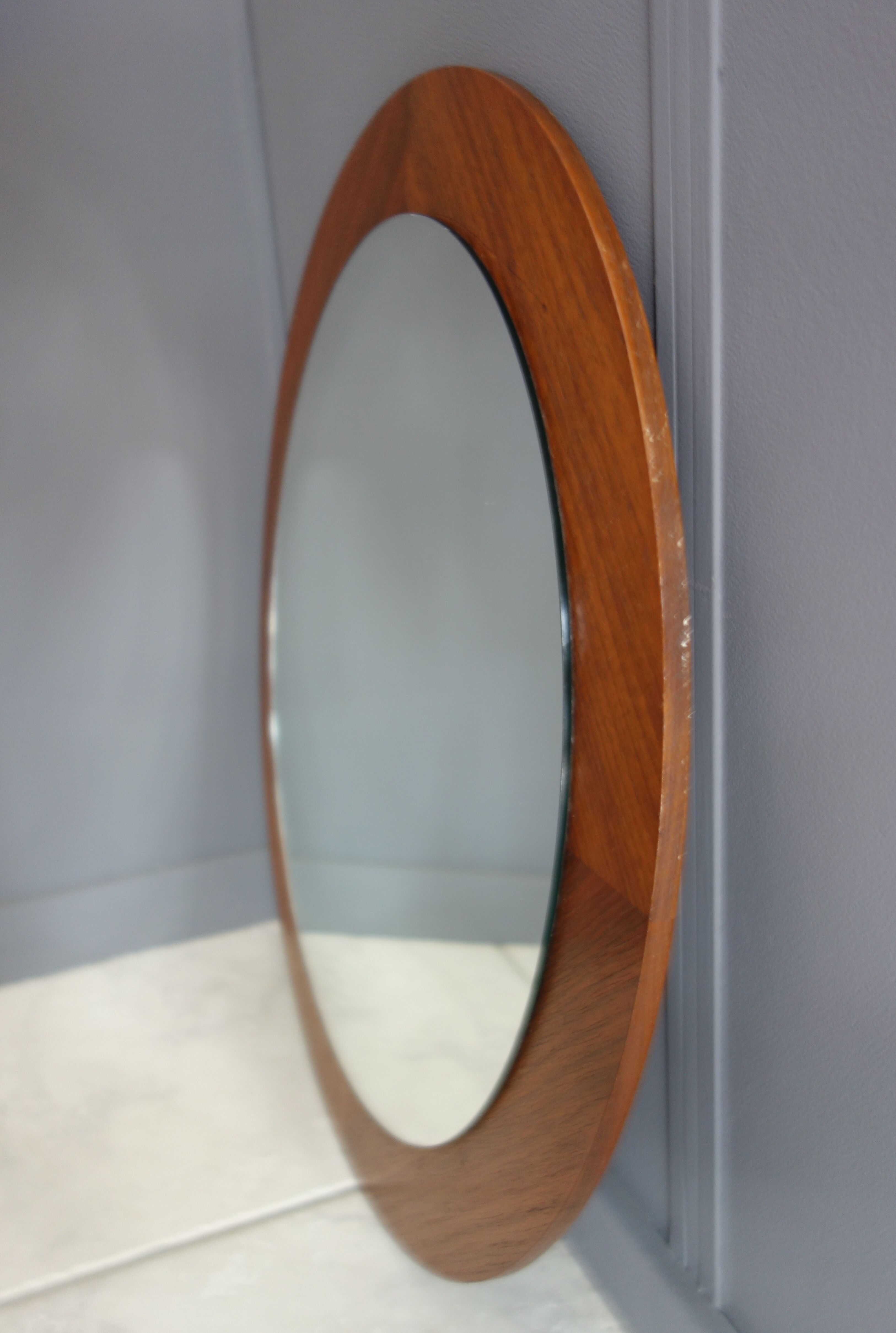 Miroir rond sur placage de teck des années 1960 - 49cm