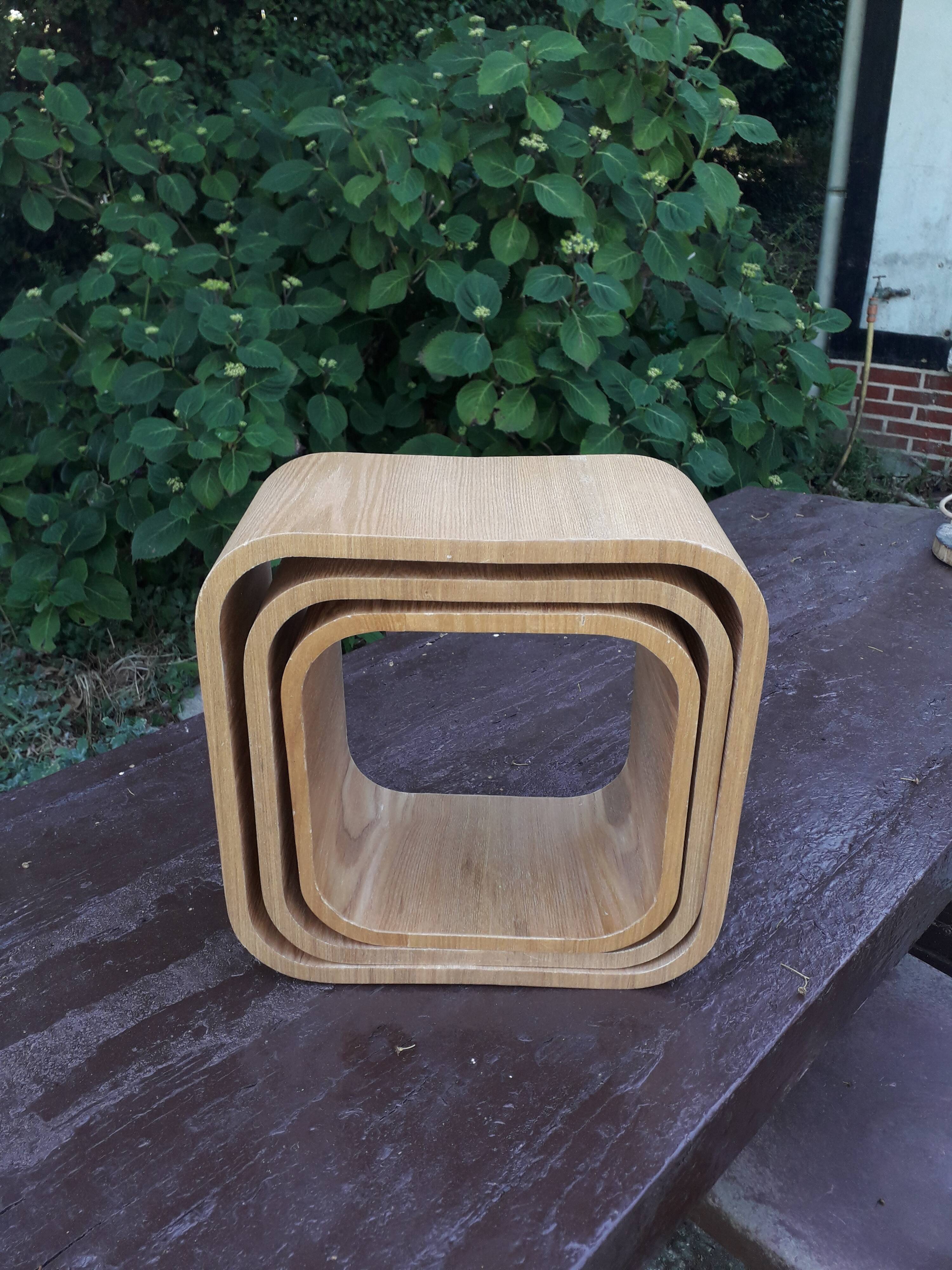 3 wall shelves gigognes