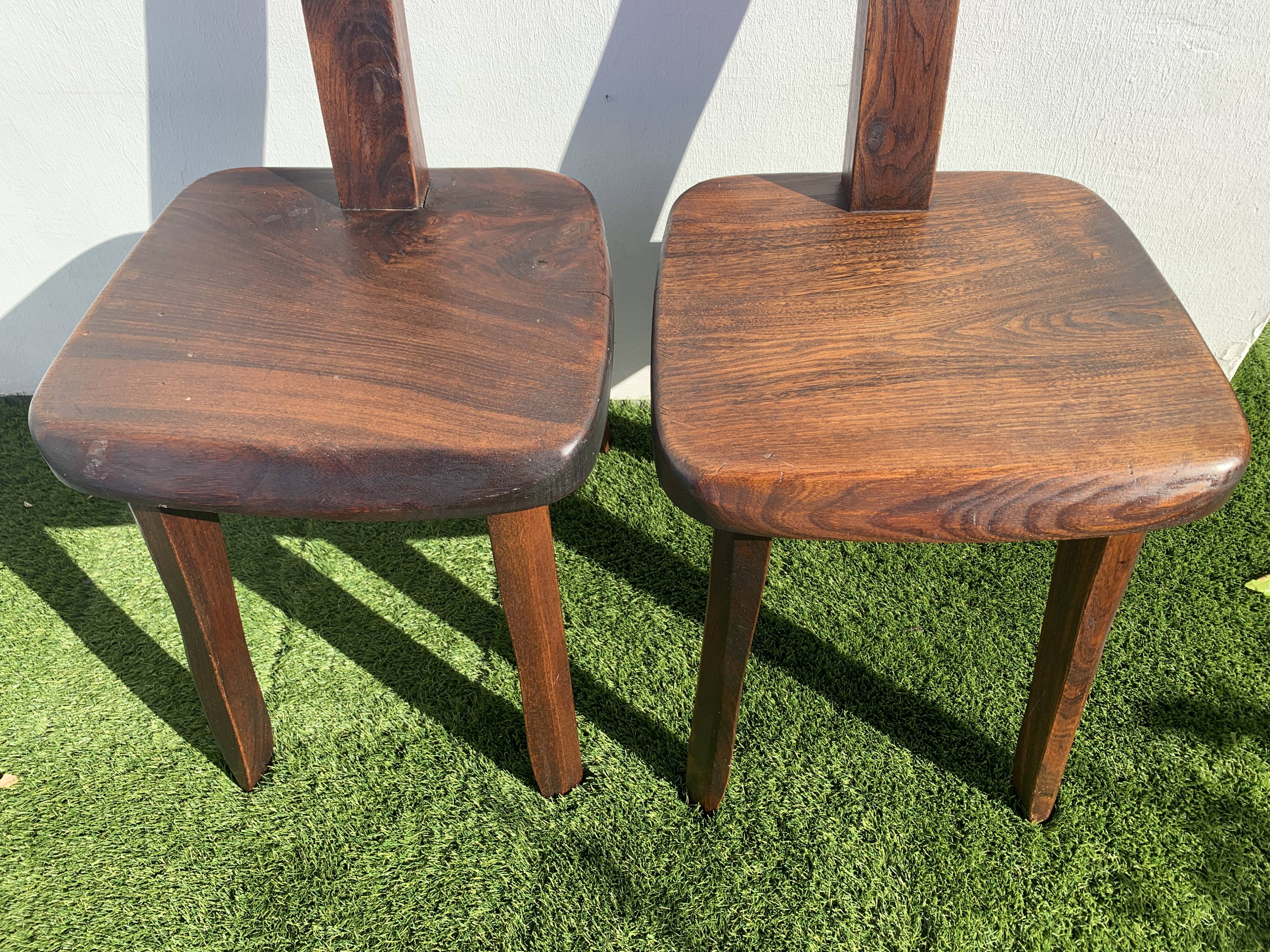 Pair of brutalist T-shaped chairs, solid Aranjou elm, design Olavi Hanninen, 1970