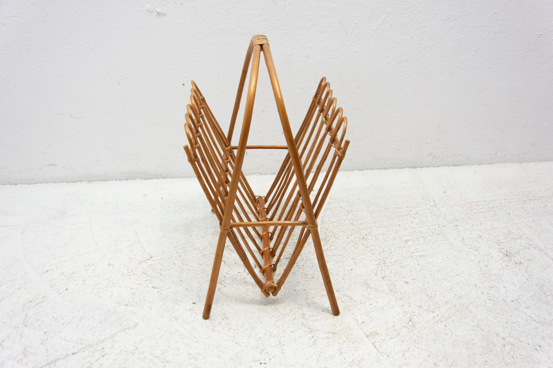 Porte-revues en rotin du milieu du siècle par Jan Kalous pour ÚLUV, années 1960, Tchécoslovaquie