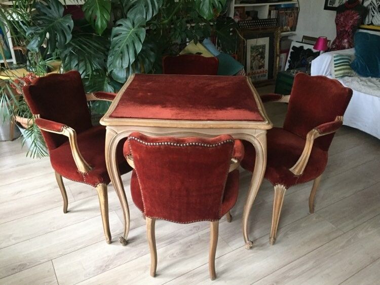 "The Kiss to the Queen" game table and its 4 Bridge chairs