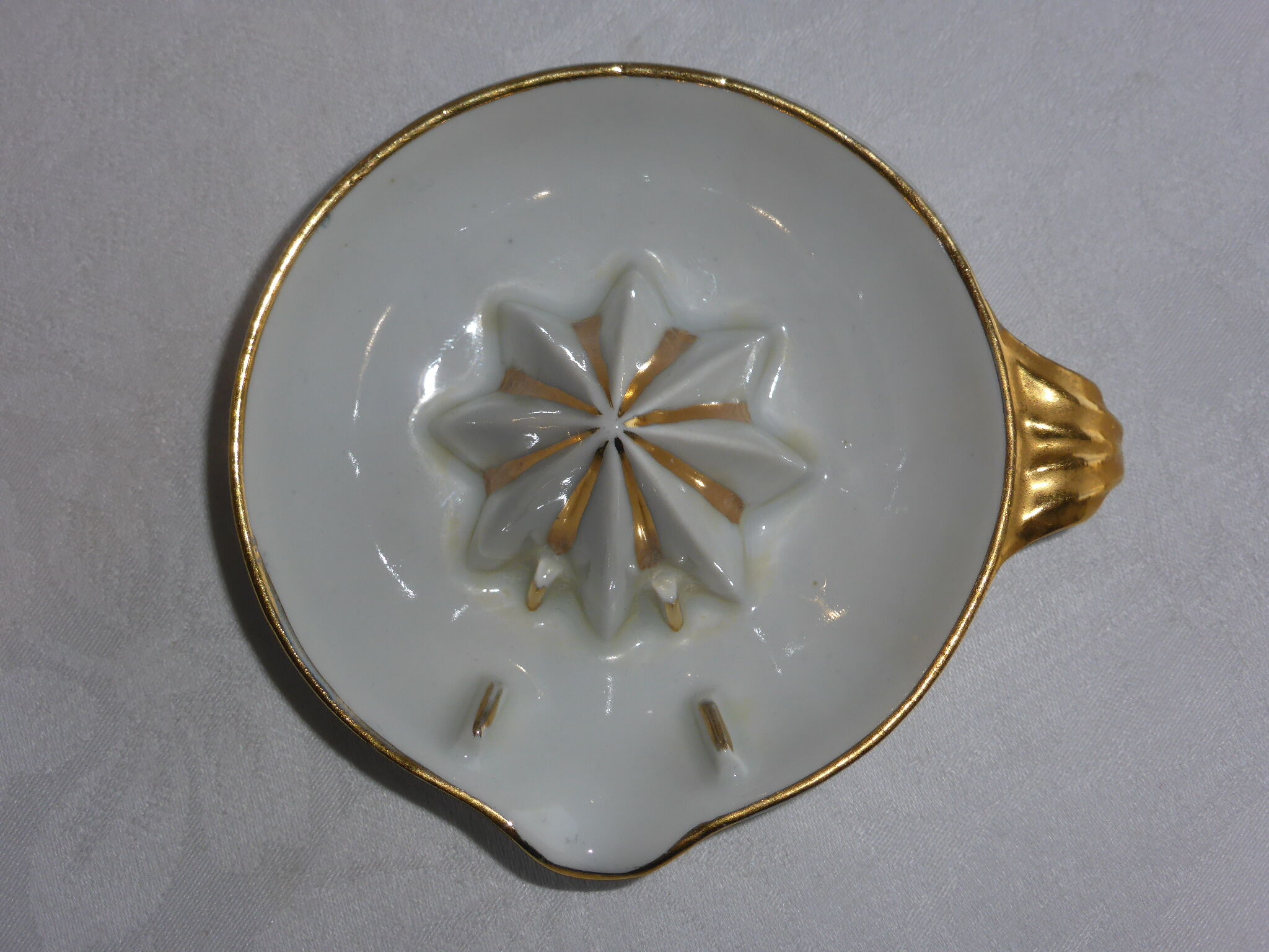 Presse-citron ancien en porcelaine de Limoges blanc et doré