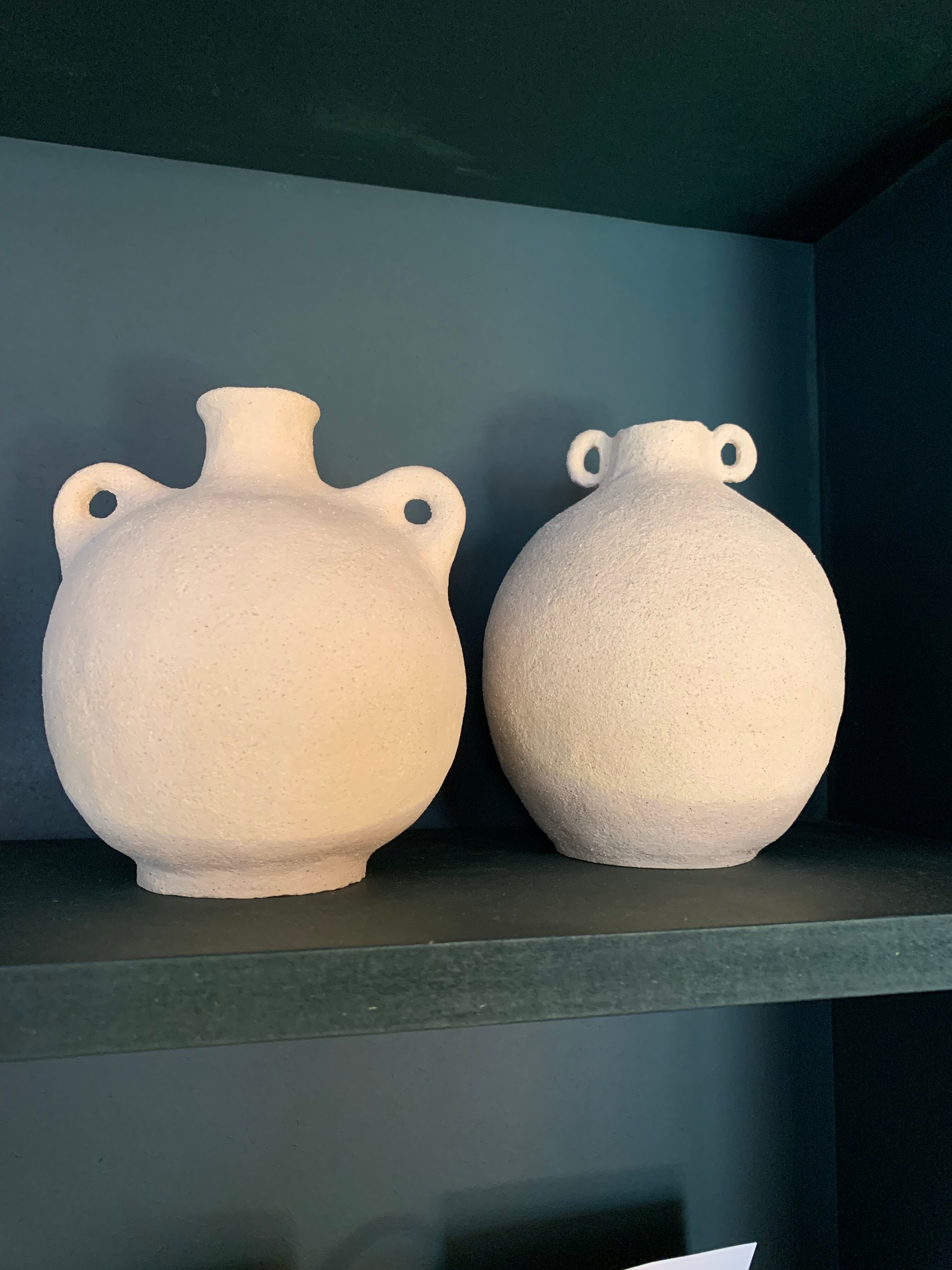 Chamotted white sandstone vase