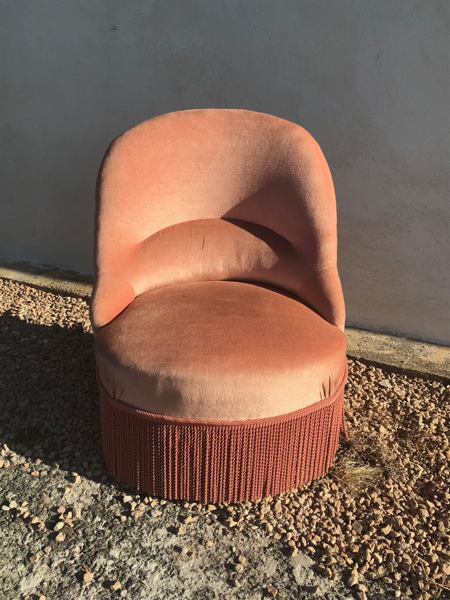 Pink velvet toad chair