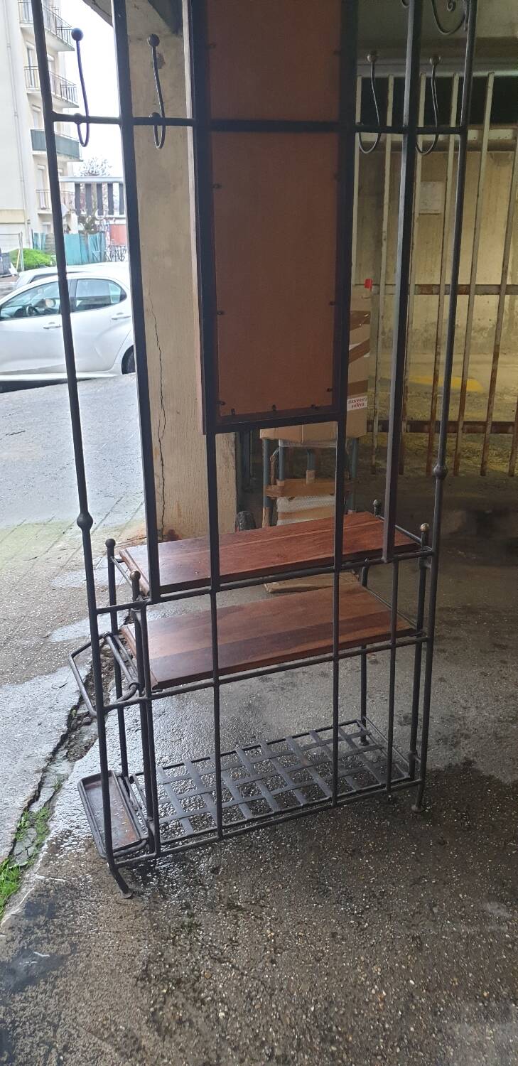 Contemporary locker room