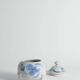 Bonbonnière en porcelaine florale bleu français de Swedish Grace par Allan Eberling, Bo Fajans.