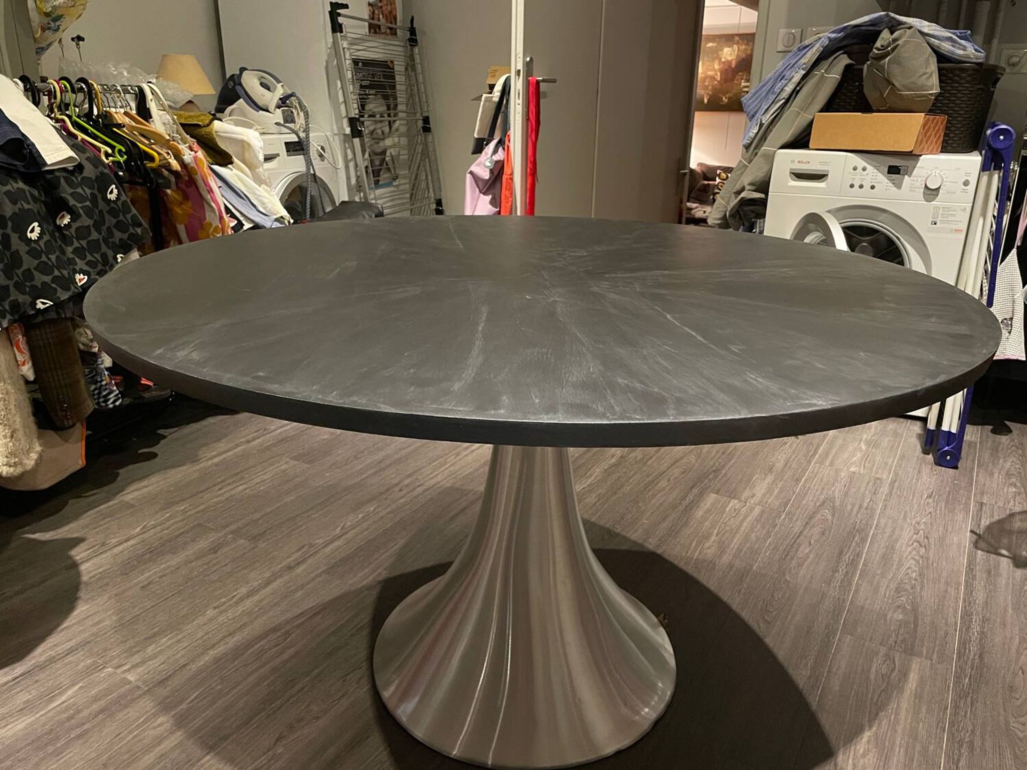 Table plateau noir ronde pied métal KARE design