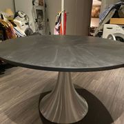 Table plateau noir ronde pied métal KARE design