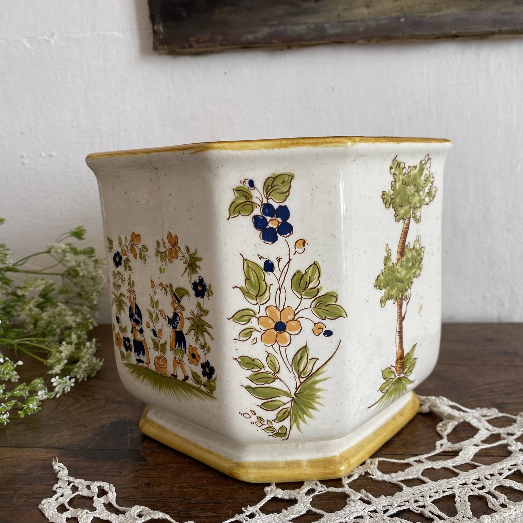 Cache-pot in Moustiers earthenware hand-painted