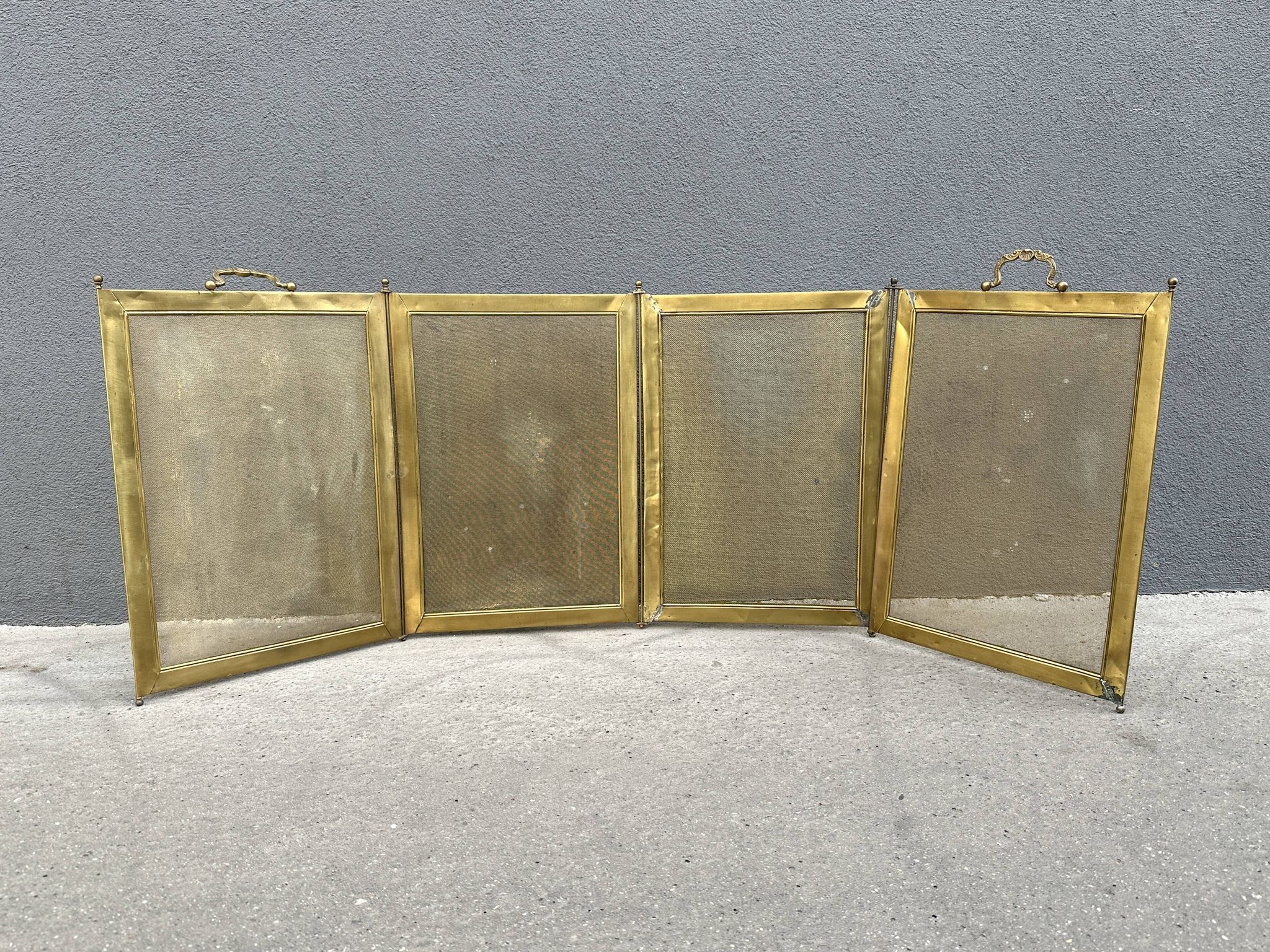 Antique brass fireplace screen from the 19th century by Bouhon Frères.