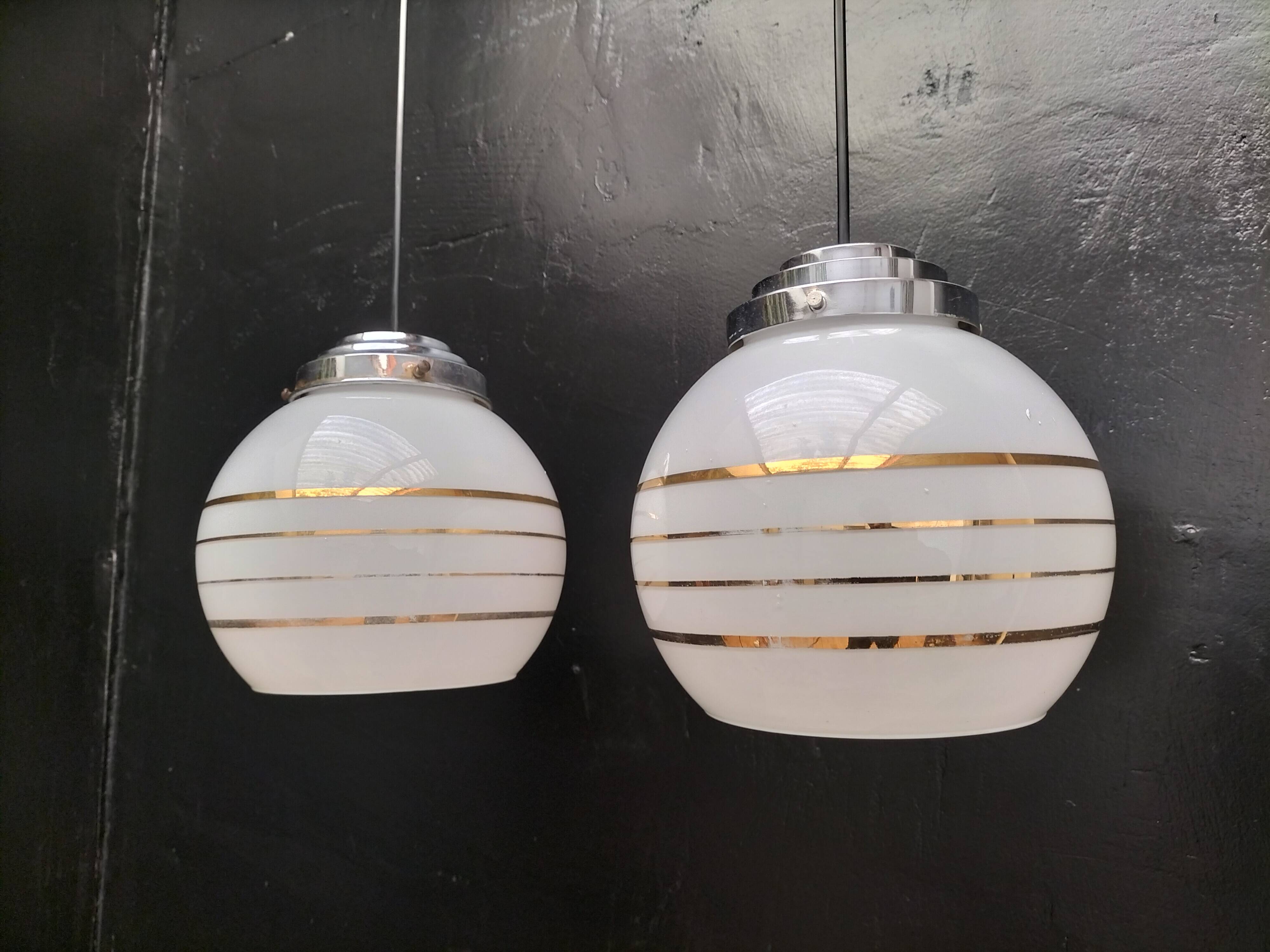 Paire de suspensions opaline