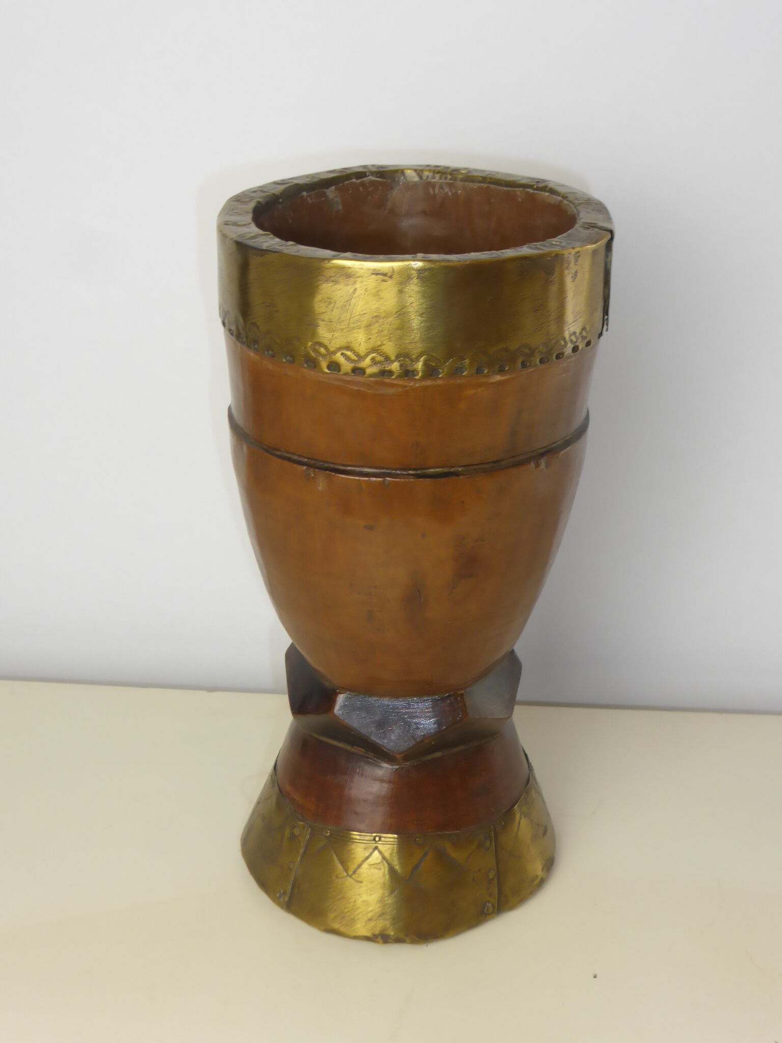 Mortier en bois sculpté orné de cerclages de laiton gravé de motifs stylisés-Bénin déb.20è