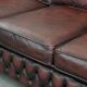 Canapé Chesterfield rouge 2,5 places sur roulettes de style anglais