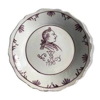 Decorative hollow plate in Nevers earthenware with revolutionary decorations eighteenth century