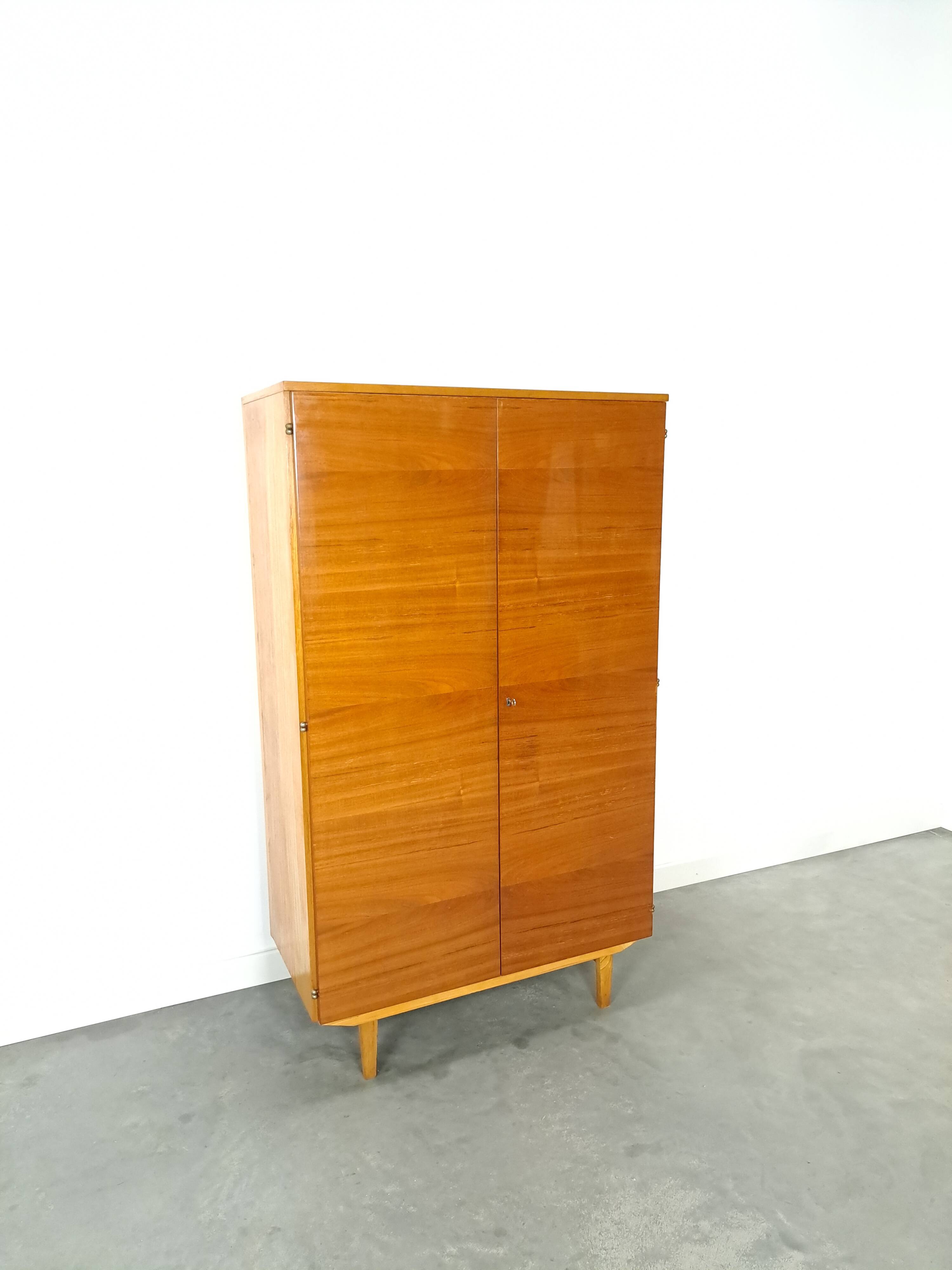 Fineer vintage kledingkast met legplanken