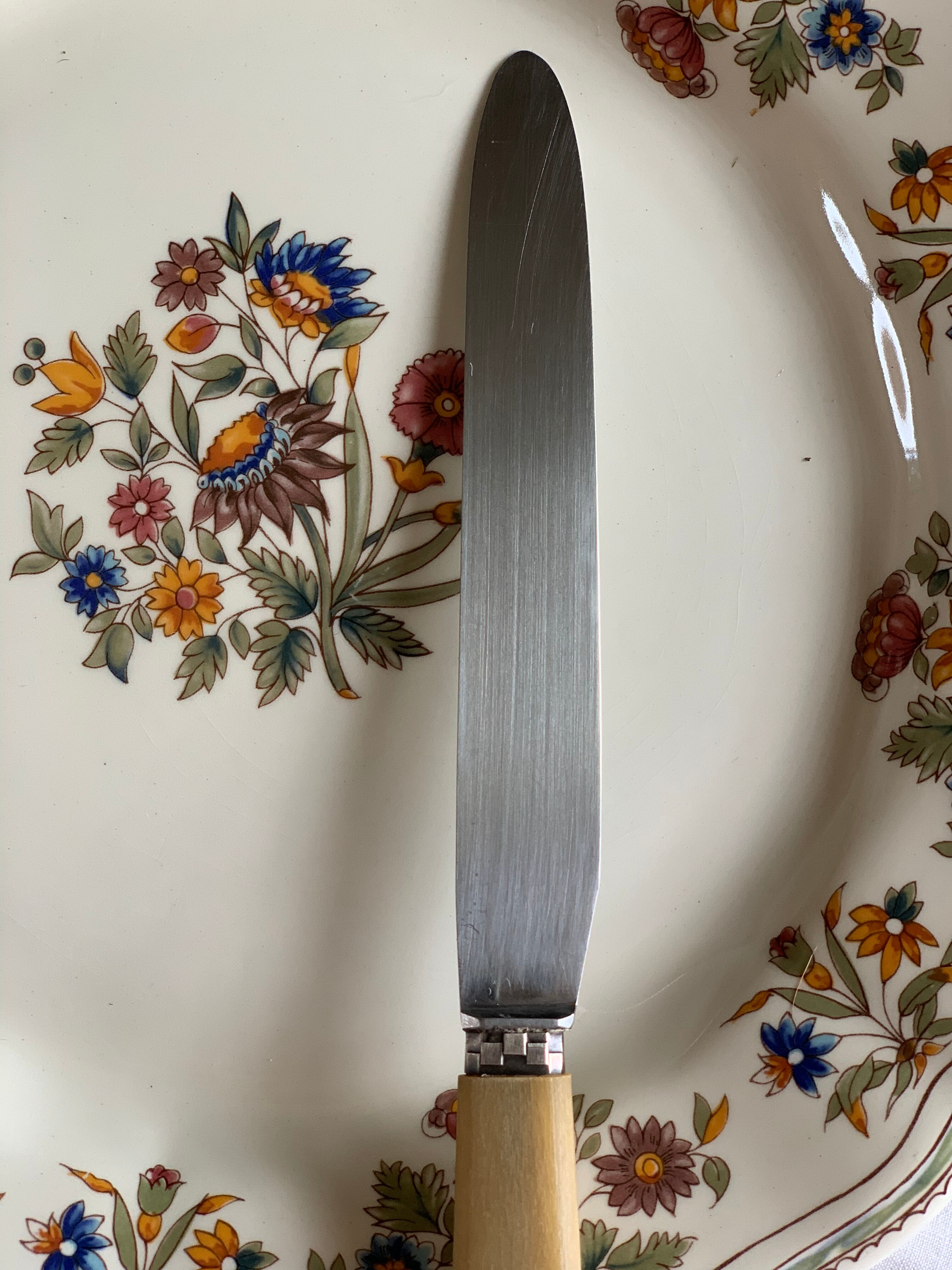 Set of 11 old table knives, horn handle, stainless blade and silver ferrule