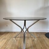 ensemble composé d'une table en chrome et verre fumé et ses 4 chaises tubulaires en chrome et skaï a