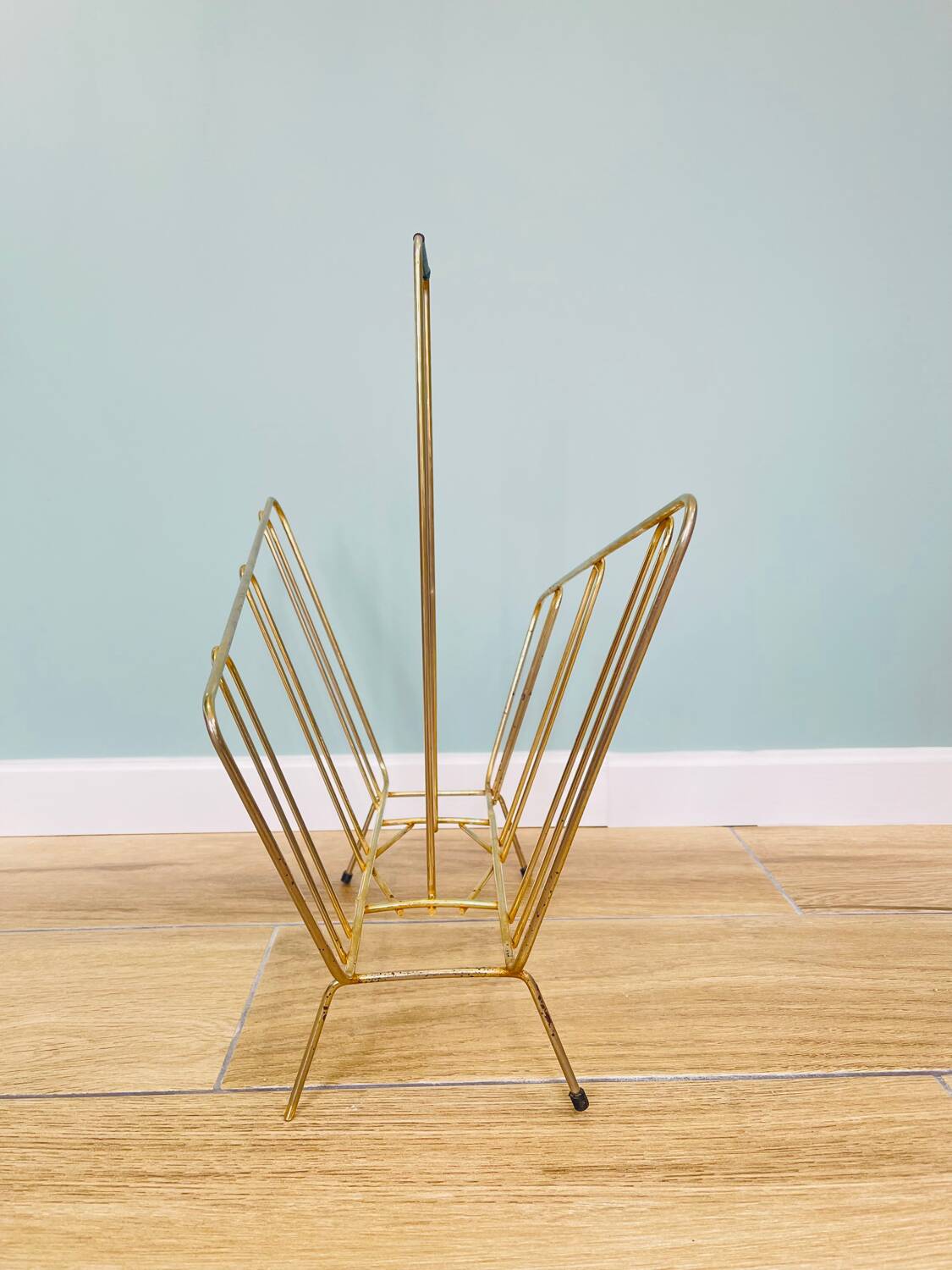 Asymmetrical gold metal magazine rack – 1960s