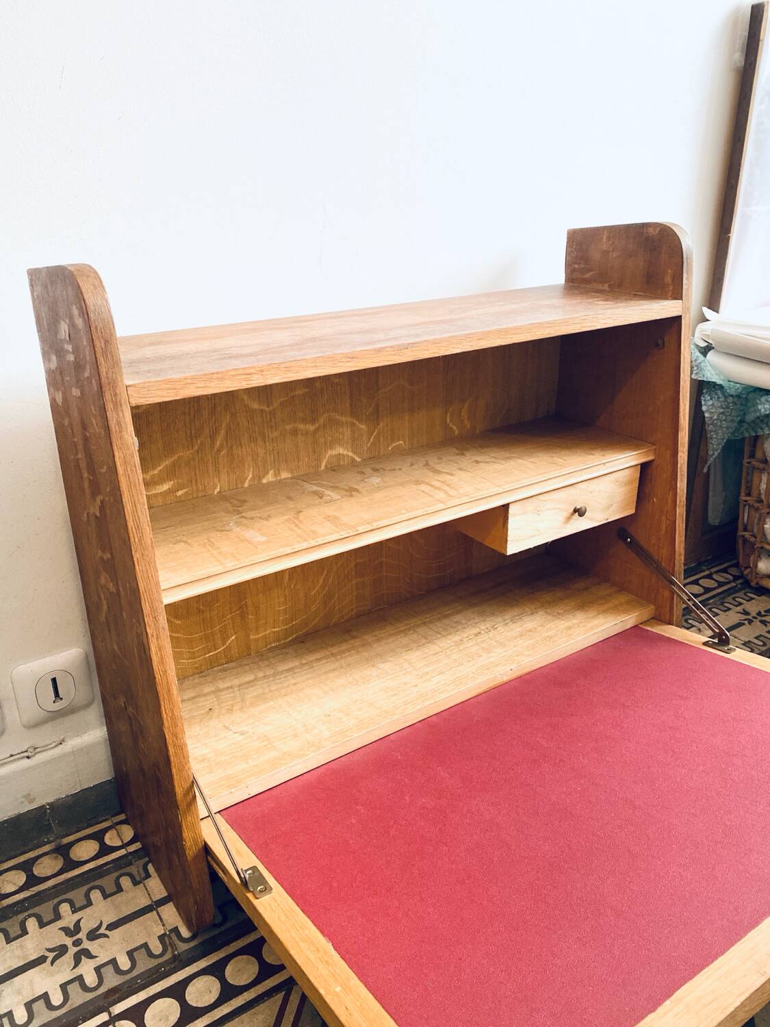 Small secretary desk to hang.
