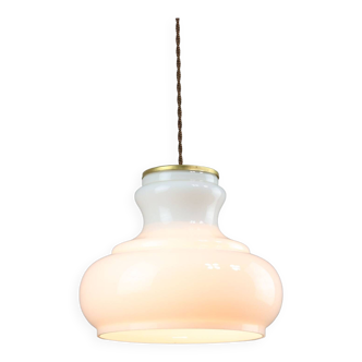 Lampe à suspension italienne du milieu du siècle en laiton et opaline