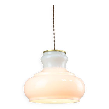 Lampe à suspension italienne du milieu du siècle en laiton et opaline
