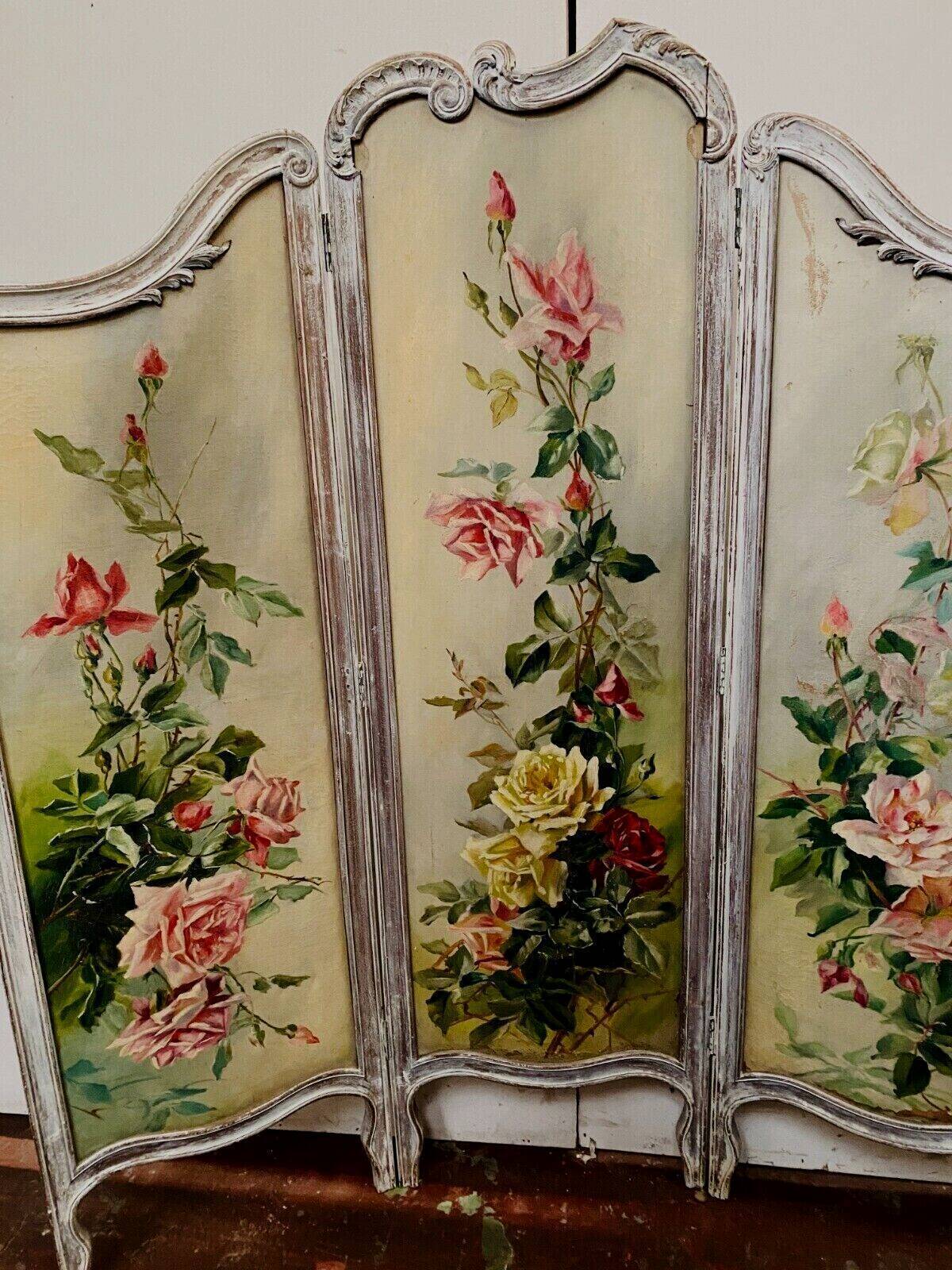 Screen has three Louis XV style panels in patinated wood XX century
