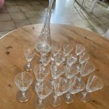 Verres et carafe en verre et cristal