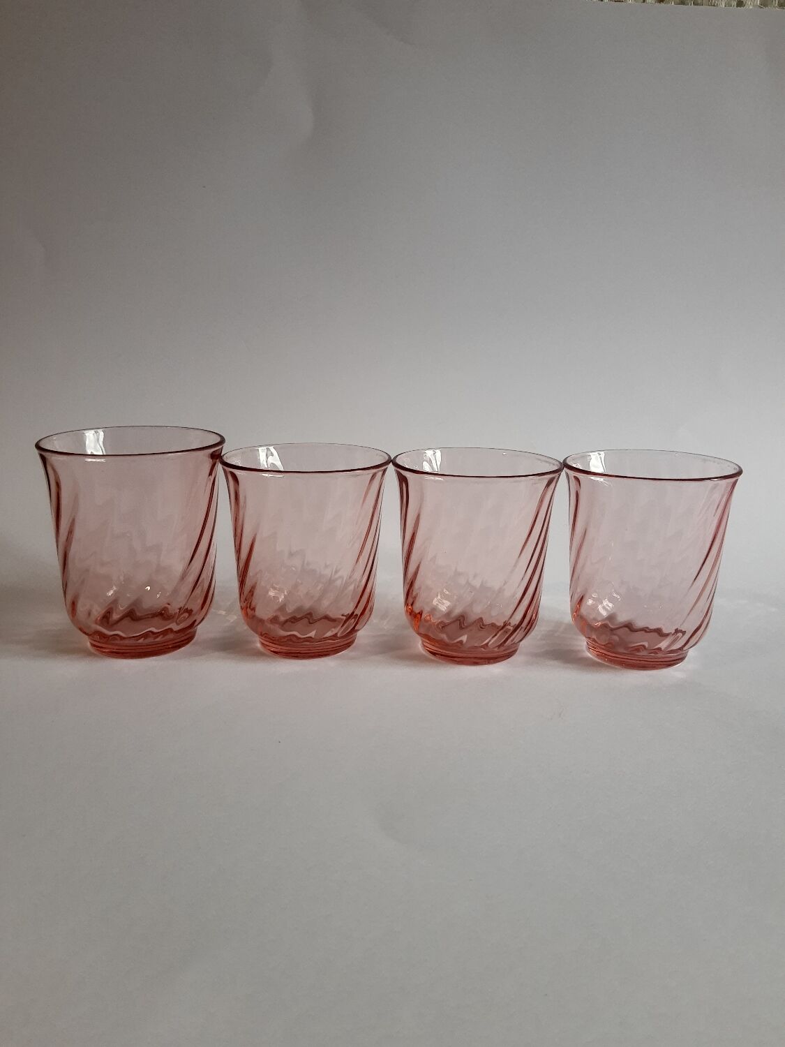 Set de 4 verres à eau en verre rose torsadé vintage