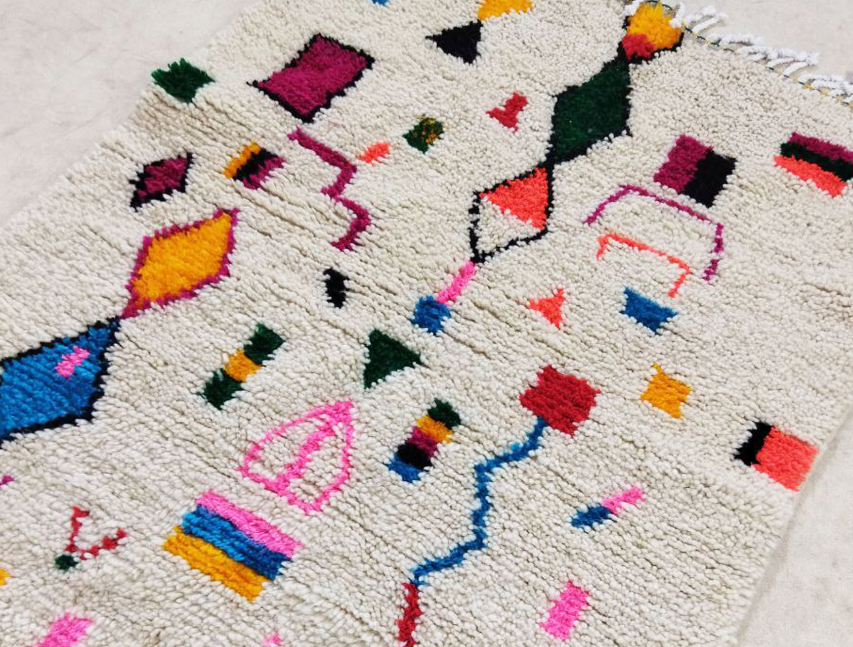 Handmade moroccan berber carpet 128x 104 cm