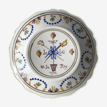 Assiette creuse décorative en faïence de Nevers à décors Révolutionnaire XVIIIe siècle