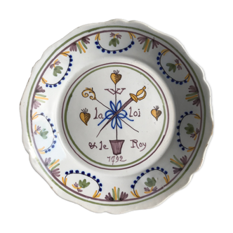 Assiette creuse décorative en faïence de Nevers à décors Révolutionnaire XVIIIe siècle