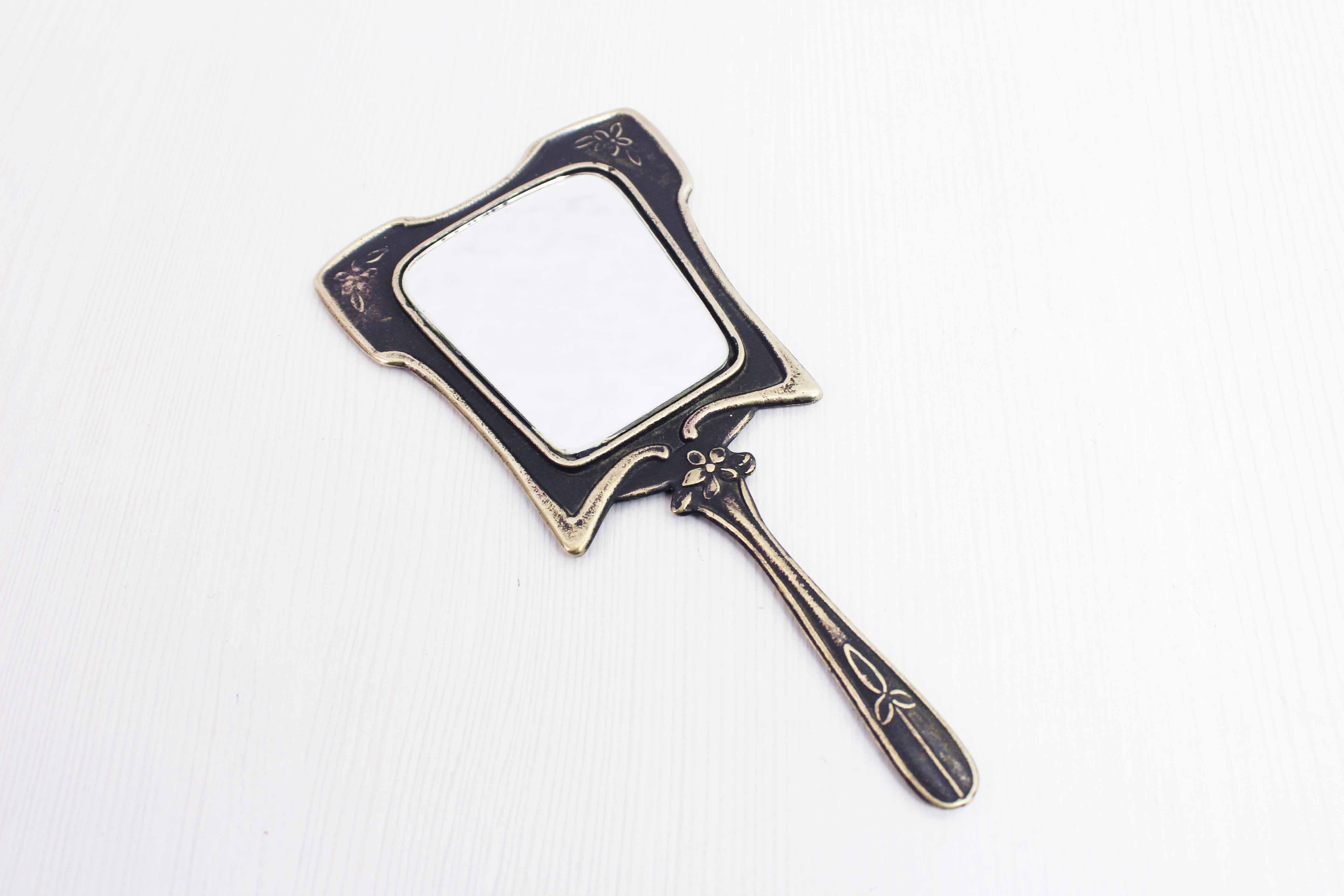 Art Deco hand mirror in bronze 8x17cm