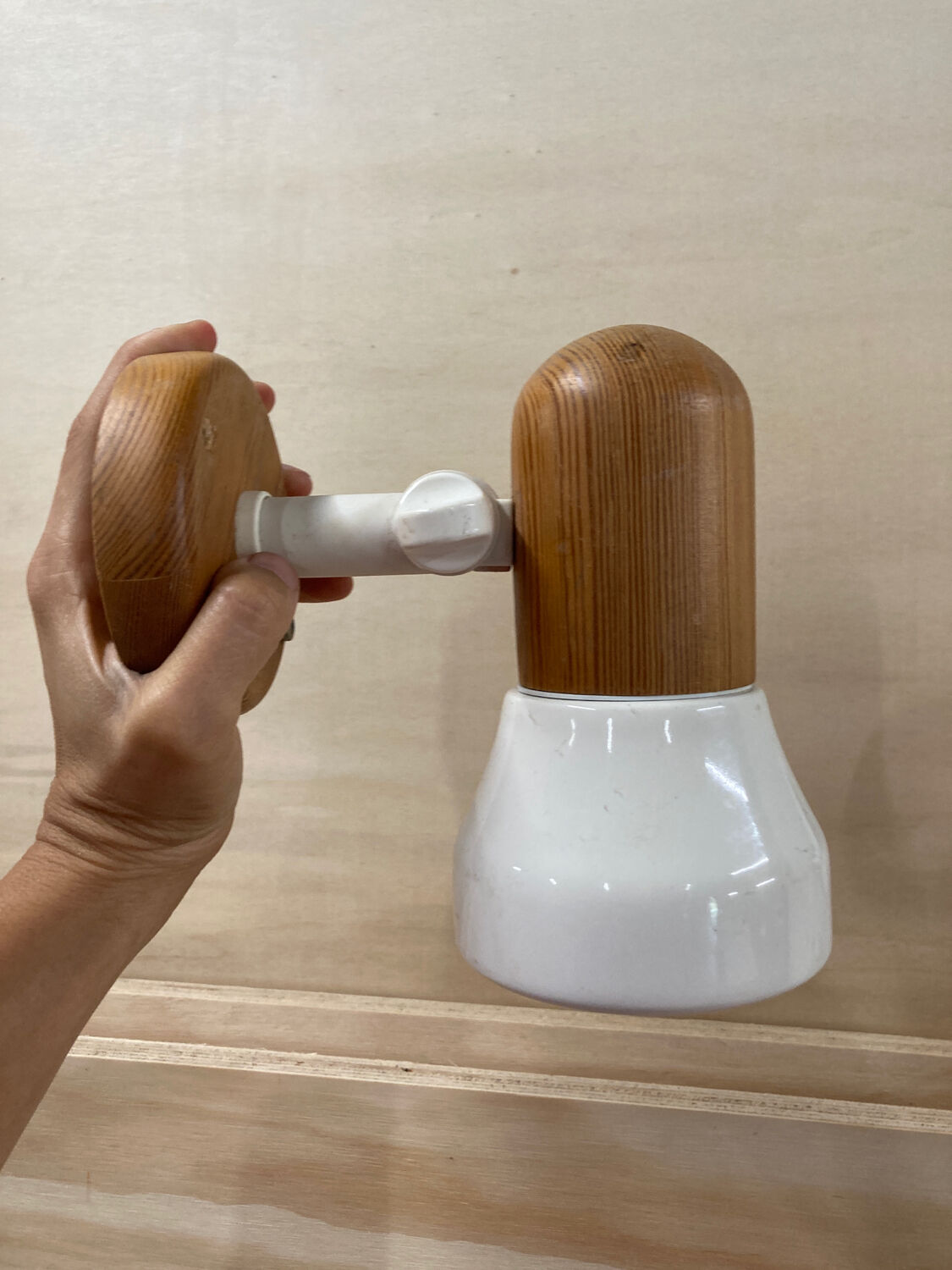 Pair of wall lights in pine and white metal 1980