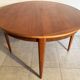 Table de repas ronde aux design scandinave en teck des années 60.