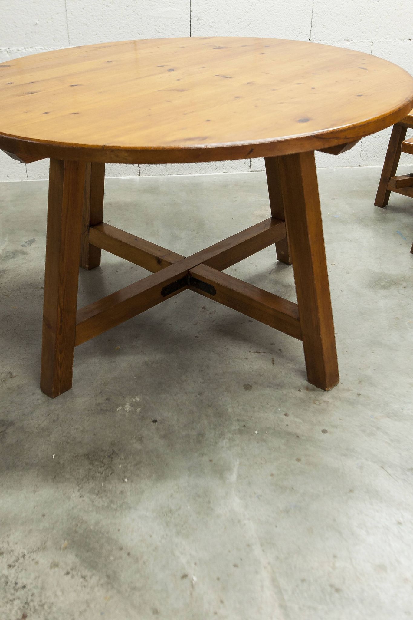 Brutalist ensemble round table 113cm and its 4 rounded stools 1960