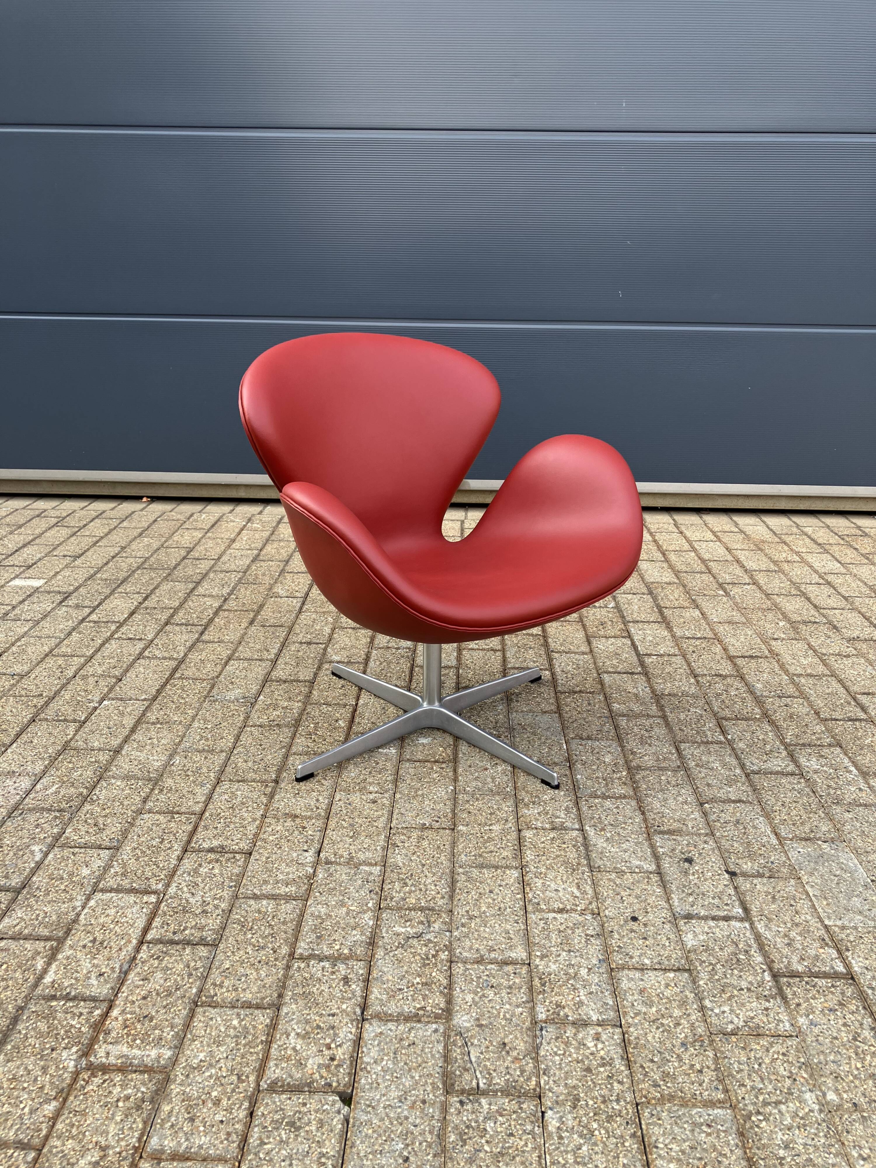 Fritz Hansen Swan chair in Indian Red leather, NEW!!!