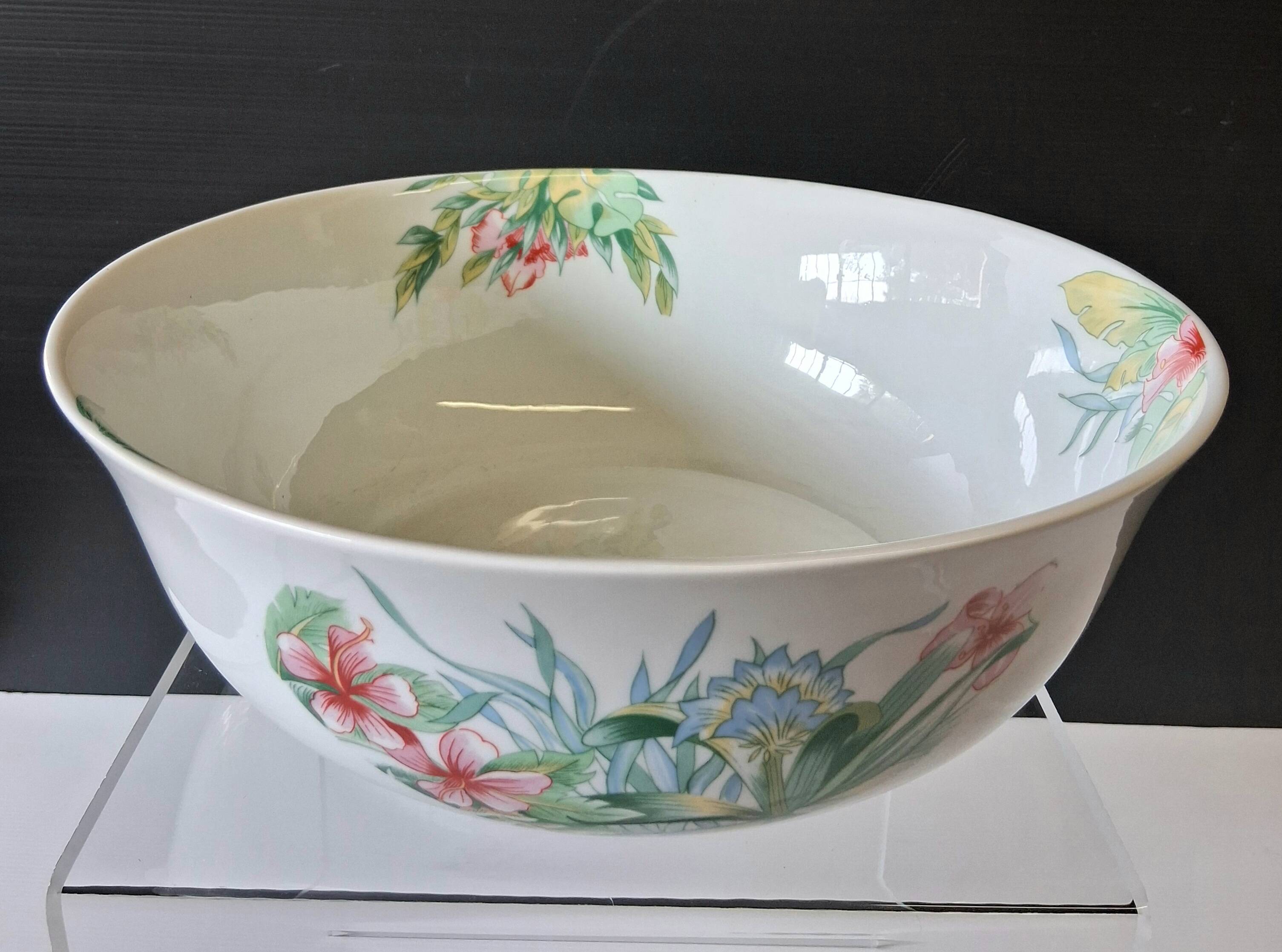 Very large porcelain salad bowl in very good condition from L'hirondelle Meh.