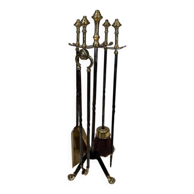 Nécessaire de Feu en Laiton et Acier Brossé à Pieds Griffes, Attribué à la