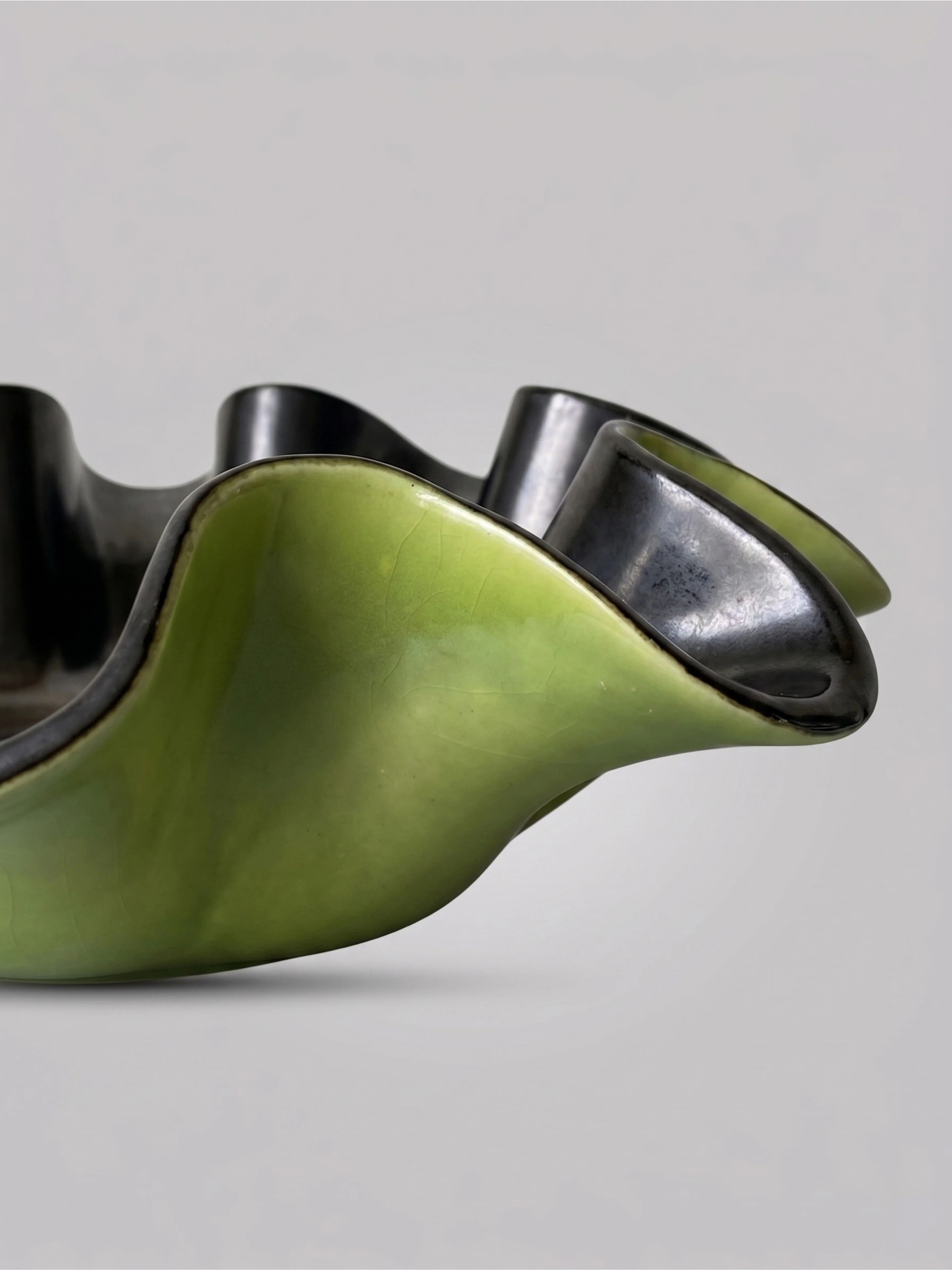 Coupe / centre de table vert anis et noir, en céramique Saint-Clément – modèle 8218 – B. Letalle – années 1950