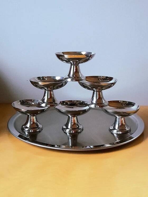 Lot de coupes et plateaux en inox