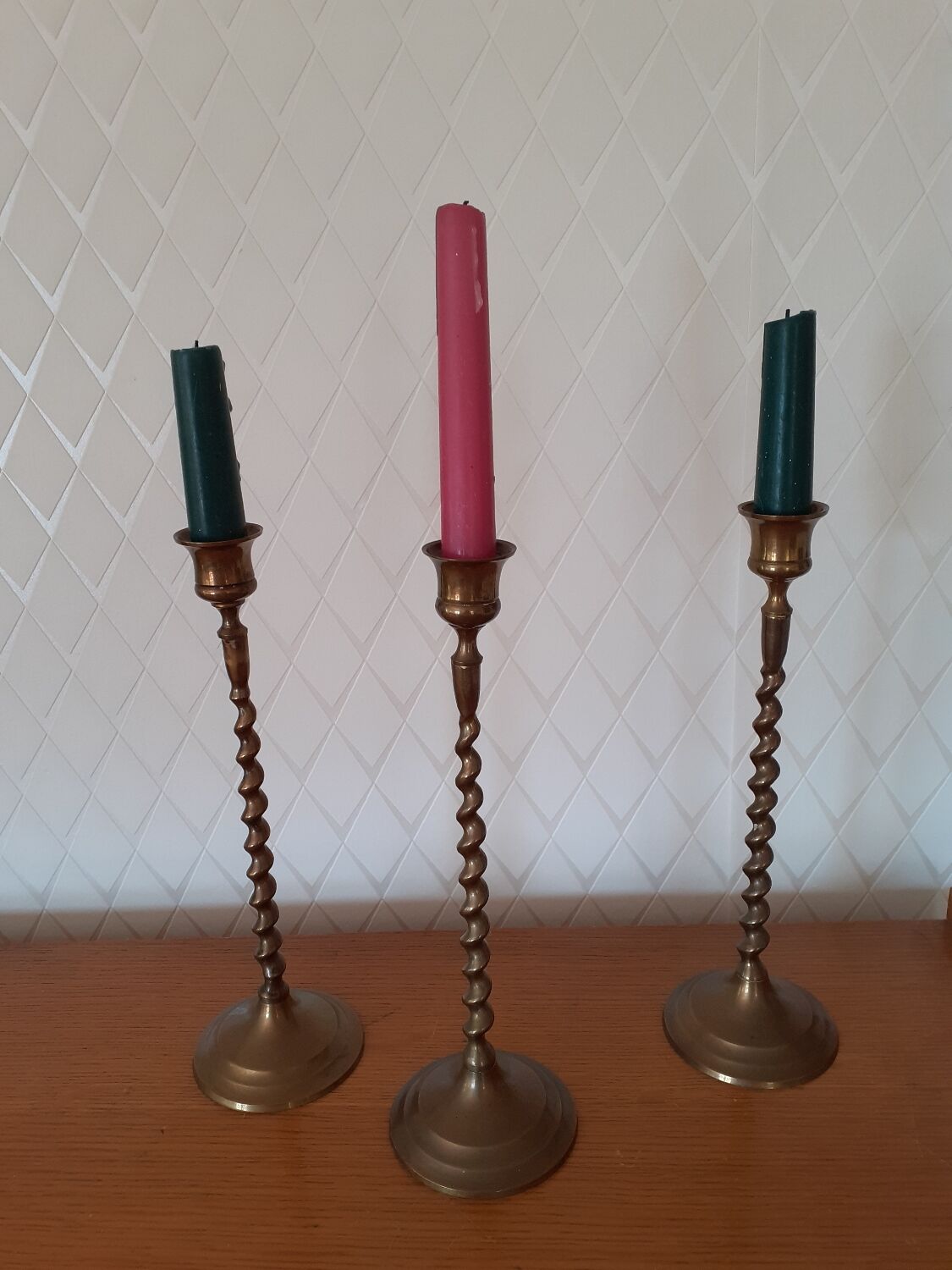 Lot de trois bougeoirs en laiton